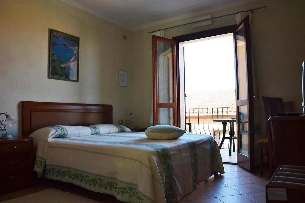 Hotel Da Paolino Trinità dʼAgultu 3*,